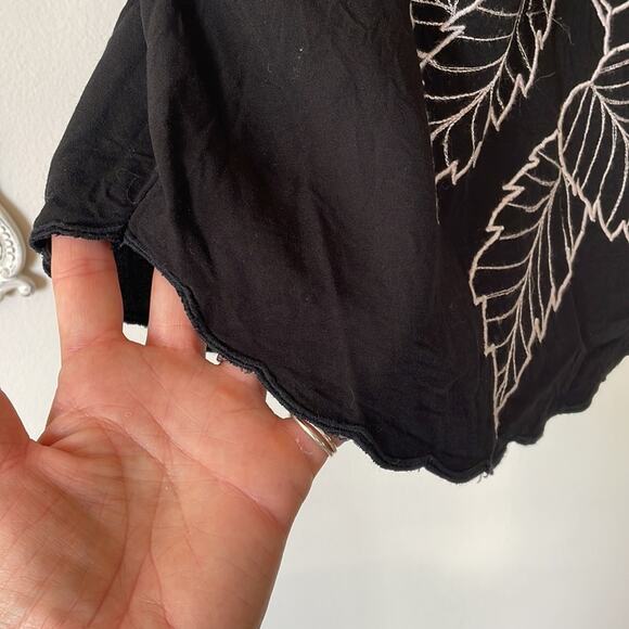 Mink Pink Black Floral Embroidered Crochet Top M - Picture 6 of 9